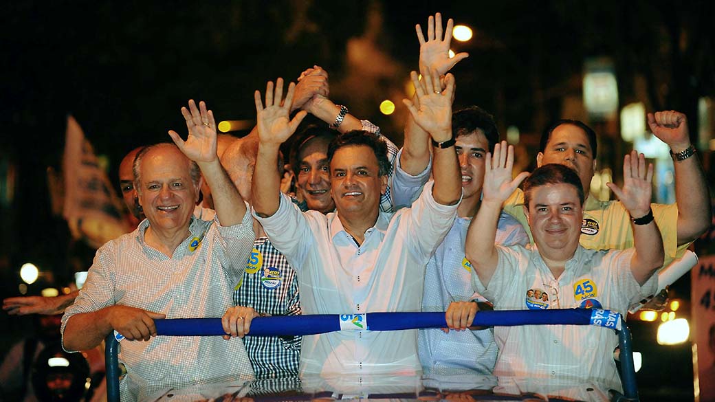 O presidenciável Aécio Neves (PSDB) faz campanha em Minas ao lado de Pimenta da Veiga e Anastasia, candidatos ao governo e senado pelo Estado