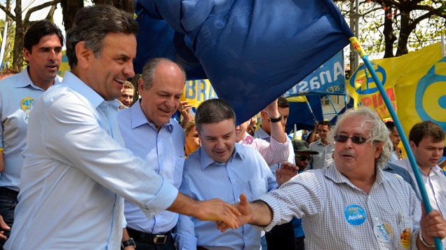 O candidato à Presidência da República, Aécio Neves, junto com Pimenta da Veiga, prefeitos e vereadores, durante campanha em Belo Horizonte, Minas Gerais