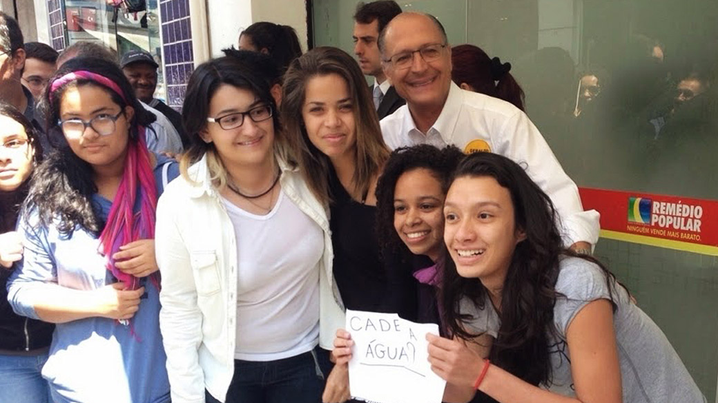 Estudantes pregam peça no governador e candidato à reeleição Geraldo Alckmin (PSDB)