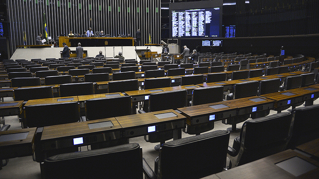 ÀS MOSCAS - Sem quórum, o presidente da Câmara, Henrique Eduardo Alves, adiou a votação do requerimento para investigar denúncias relacionadas à Petrobras para o dia 11 de março. Já é Carnaval no Congresso