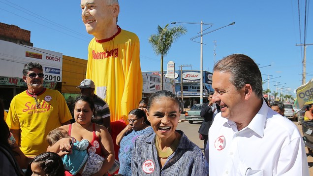 O candidato do PSB à presidência, Eduardo Campos, e sua vice, Marina Silva, fazem caminhada no centro de Águas Lindas, em Goiás