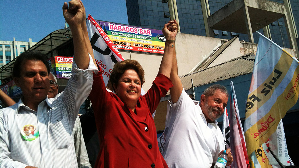 Com Lula, Dilma faz campanha pelas ruas de São Bernardo do Campo, na Grande São Paulo