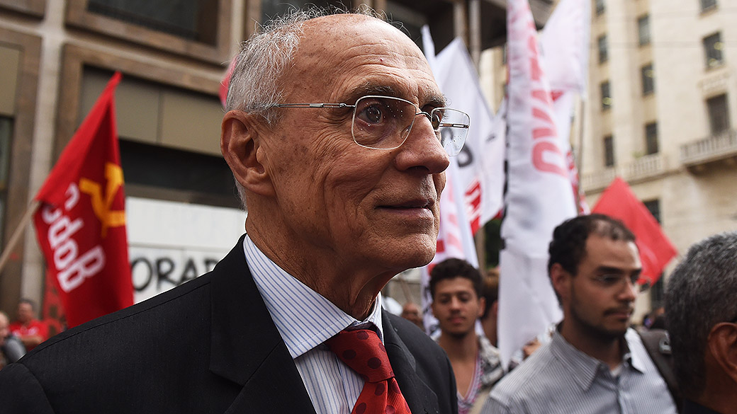 O senador Eduardo Suplicy participa de caminhada durante campanha do PT, em São Paulo