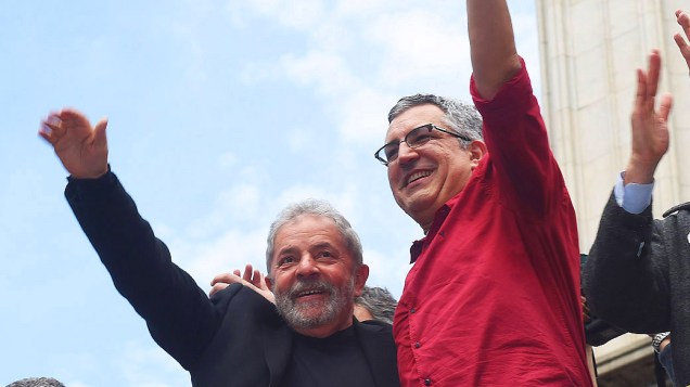 Lula abraça Alexandre Padilha durante campanha do PT na Praça da Sé, em São Paulo