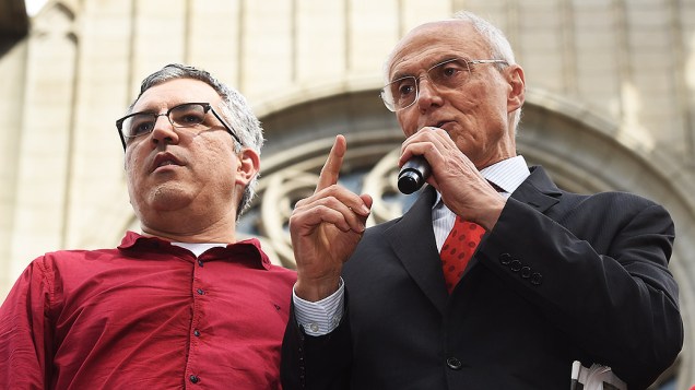 O senador Eduardo Suplicy discursa ao lado de Alexandre Padilha, durante campanha do PT na Praça da Sé, em São Paulo