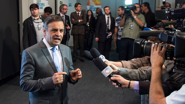 O candidato a Presidência da República, Aécio Neves (PSDB), concede entrevista antes do debate promovido pela Rede Record neste domingo (28), em São Paulo