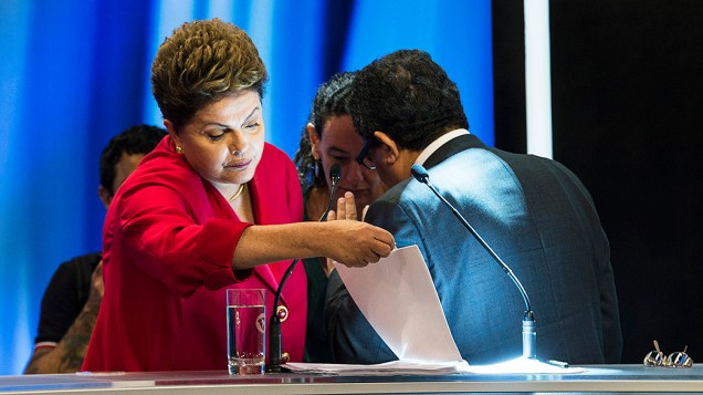 A candidata do PT à Presidência da República, Dilma Rousseff, durante o intervalo do debate promovido pela Rede Record, em São Paulo