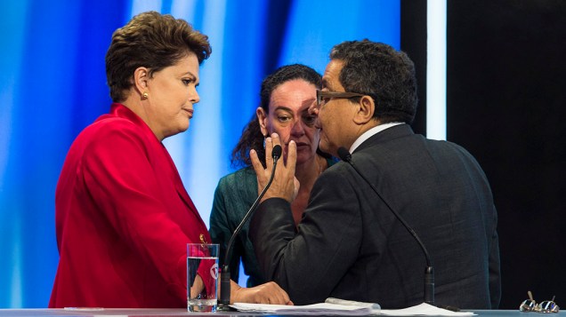 A candidata do PT à Presidência da República, Dilma Rousseff, conversa com seus assessores durante o intervalo do debate promovido pela Rede Record, em São Paulo