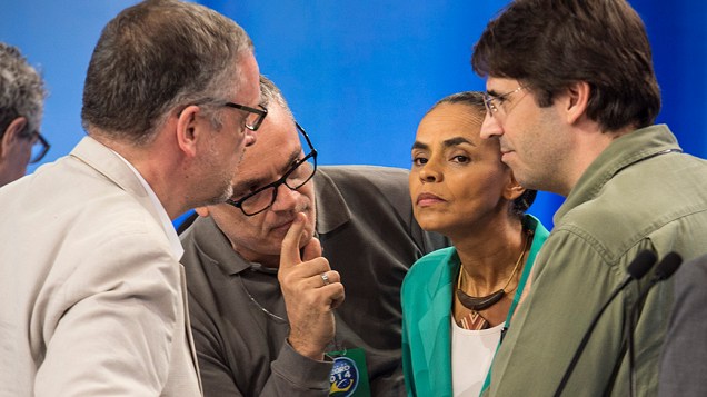 A candidata do PSB à Presidência da República, Marina Silva, recebe orientações de seus assessores durante o intervalo do debate promovido pela Rede Record, em São Paulo