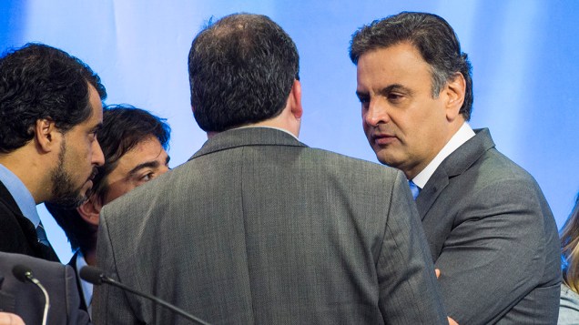 O candidato do PSDB à Presidência da República, Aécio Neves, durante o intervalo do debate promovido pela Rede Record neste domingo (28), em São Paulo