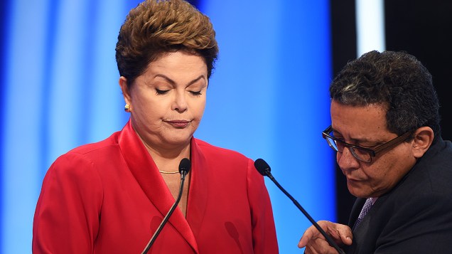 A candidata do PT à Presidência da República, Dilma Rousseff, conversa com seus assessores durante o intervalo do debate promovido pela Rede Record, em São Paulo