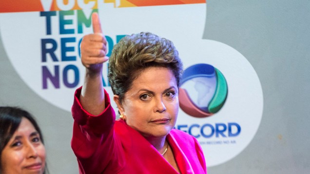 A candidata do PT à Presidência da República, Dilma Rousseff, chega minutos antes do início do debate promovido pela Rede Record, em São Paulo