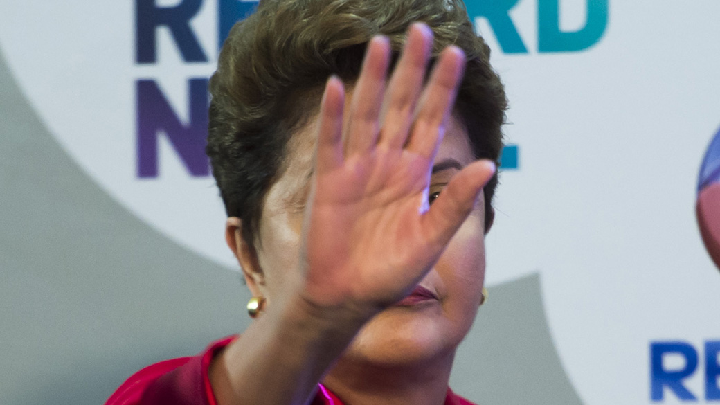 A candidata a reeleição, Dilma Rousseff (PT), chega para o debate promovido pela Rede Record neste domingo (28), em São Paulo