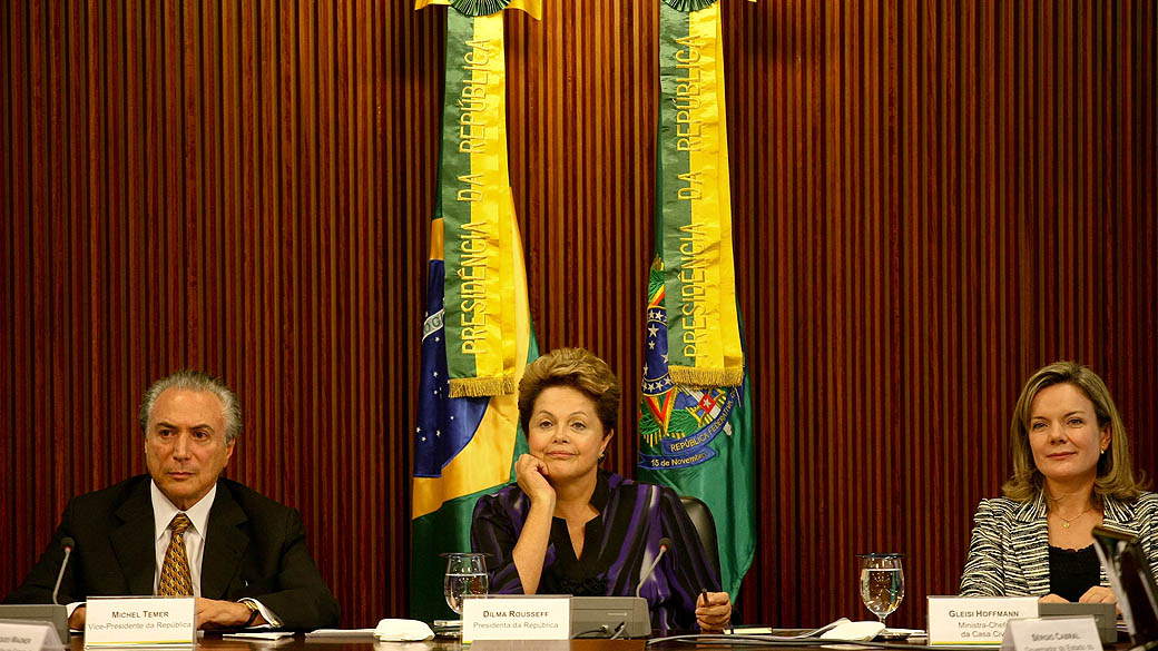 Dilma Rousseff em reunião com governadores e prefeitos nesta segunda-feira, em Brasília