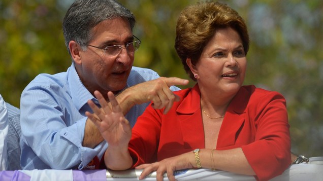 A candidata do PT à Presidêcia da República, Dilma Rousseff, ao lado do candidato ao governo de Minas Gerais Fernando Pimentel, durante campanha em Belo Horizonte