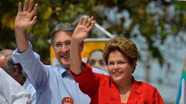 A candidata do PT à Presidêcia da República, Dilma Rousseff, ao lado do candidato ao governo de Minas Gerais Fernando Pimentel, durante campanha em Belo Horizonte