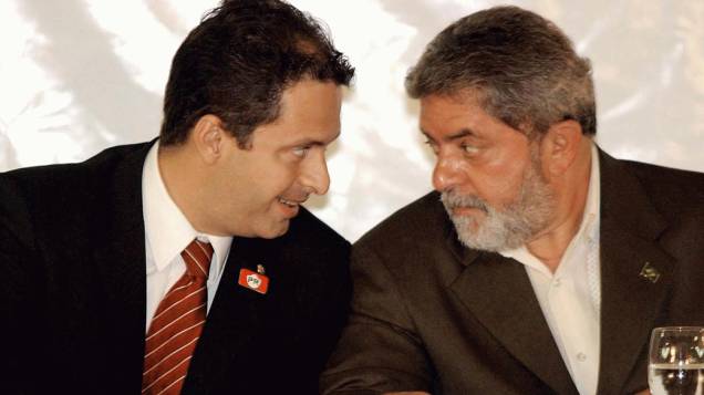 Presidente Lula conversa com o ministro Eduardo Campos durante a assinatura de convênios entre o Ministério da Ciência e Tecnologia e a UFPE - 18/03/2004