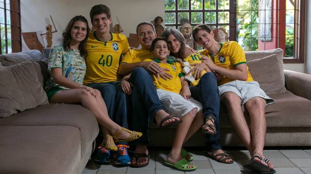 O ex-governador de Pernambuco, Eduardo Campos, assiste ao jogo da seleção brasileira com a família