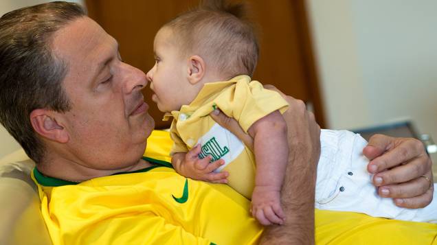 O ex-governador Eduardo Campos com seu filho recém-nascido, Miguel