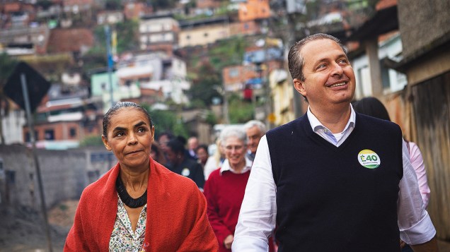 Eduardo Campos e Marina Silva visitam a comunidade Vila Olavo Costa na cidade de Juiz de Fora (MG)