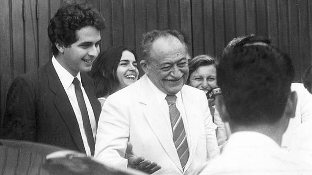 Eduardo Campos acompanha o avô Miguel Arraes, então governador do Pernambuco, em visita ao deputado Ulysses Guimarães, que havia sido submetido a uma angioplastia em São Paulo, em 1987