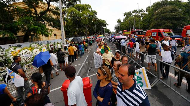 Público faz fila para acompanhar o velório de Eduardo Campos no palácio Campo das Princesas, sede do governo de Pernambuco