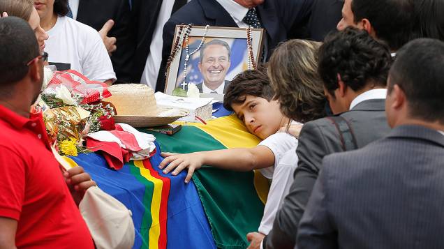 Filho de Eduardo Campos deita a cabeça sobre o caixão do pai durante velório