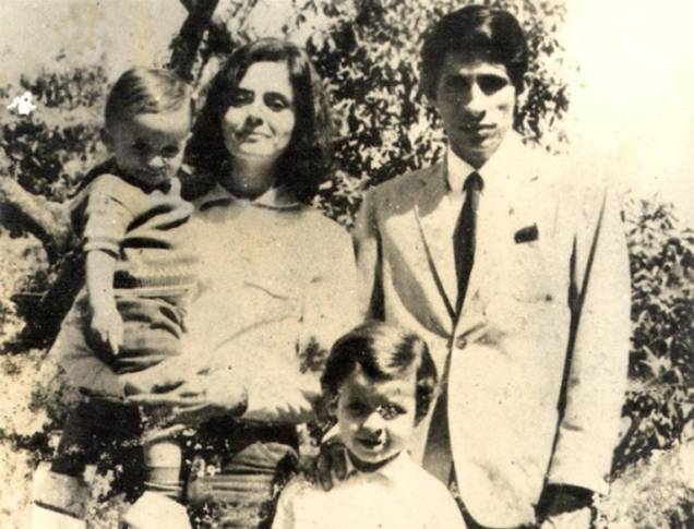 Em foto de família, Eduardo Campos quando criança (de pé), ao lado do pai, Maximiano Accioly Campos, da mãe, Ana Arraes, e do irmão (no colo), Antônio Campos