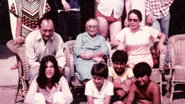 Em foto sem data, Eduardo Campos quando criança (com a camisa da seleção brasileira) em uma reuinão familiar