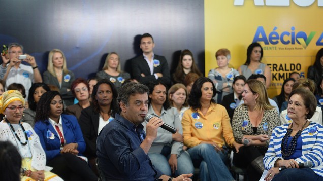 O candidato à Presidência da República, Aécio Neves (PSDB), participa de encontro com mulheres do partido, em São Paulo