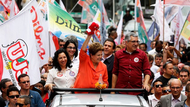 A presidente Dilma Rousseff faz campanha ao lado do candidato Alexandre Padilha, em Santos