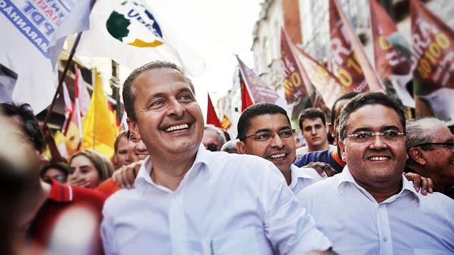 Eduardo Campos, candidato à Presidência da República pelo PSB, faz caminhada pela Rua Grande, na região central de São Luís (MA)