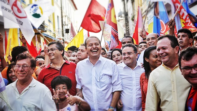 Eduardo Campos, candidato à Presidência da República pelo PSB, faz caminhada pela Rua Grande, na região central de São Luís (MA)