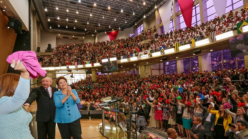 AFAGO AOS EVANGÉLICOS - Dilma rezou e foi homenageada em evento da Assembleia de Deus