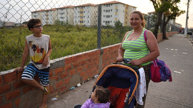 Eleitora do PT, Etelvina Lima da Silva, 33 anos, voltando da casa da mãe, que mora no conjunto habitacional