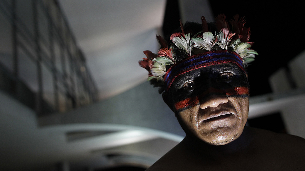 Indígena ocupa entrada do Palácio do Planalto, durante protesto contra a demarcação de terras indígenas e reservas no Brasil