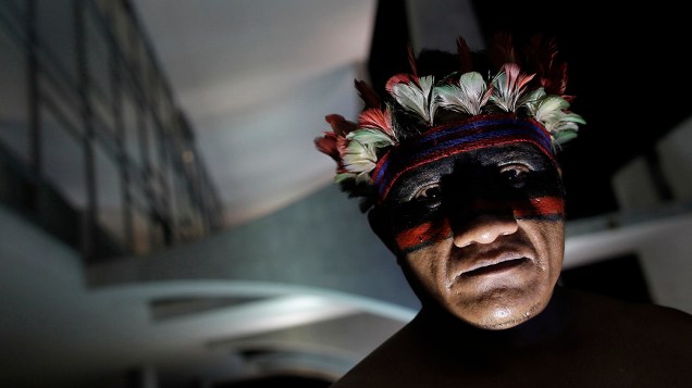 Indígena ocupa entrada do Palácio do Planalto, durante protesto contra a demarcação de terras indígenas e reservas no Brasil
