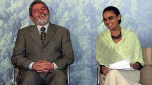 O presidente Lula ao lado da ministra do Meio Ambiente, Marina Silva na cerimônia de instalação da Comissão Coordenadora do Programa Nacional de Florestas, no Palácio do Planalto, em Brasília (2004)