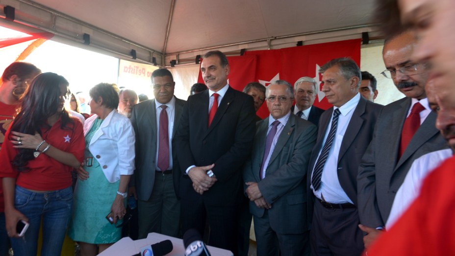 Um grupo de 26 deputados do PT  visitam os condenados no processo do mensalão que estão cumprindo pena em regime semiaberto no Complexo da Papuda, em Brasília