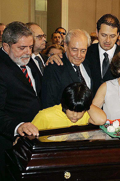 Eduardo Campos no velório de seu avô, o ex-governador Miguel Arraes, em 2005, com o então presidente Lula e o ministro Waldir Pires<br>