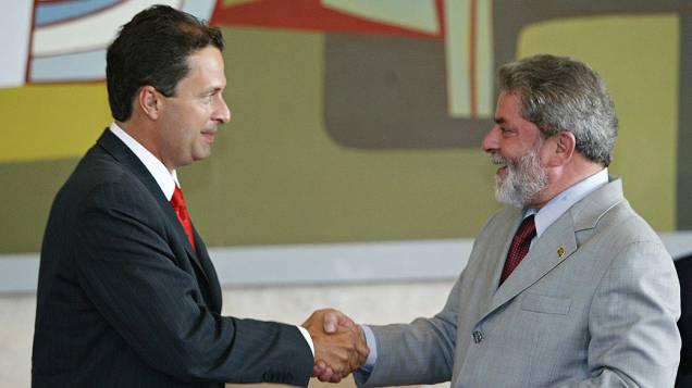 O então presidente Lula cumprimenta o novo ministro de Ciência e Tecnologia, Eduardo Campos, em 2004