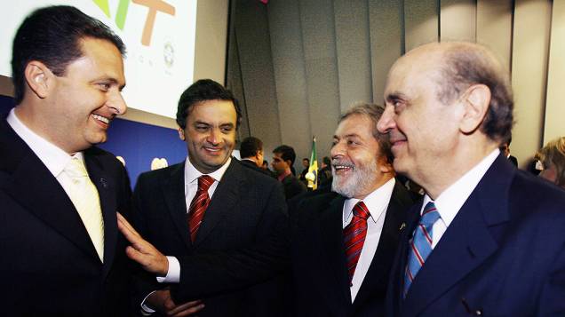 O então presidente Lula conversa com os governadores Eduardo Campos (PE), Aécio Neves (MG) e José Serra (SP), após confirmação do Brasil como sede da Copa de 2014, em 2007, na Suíça