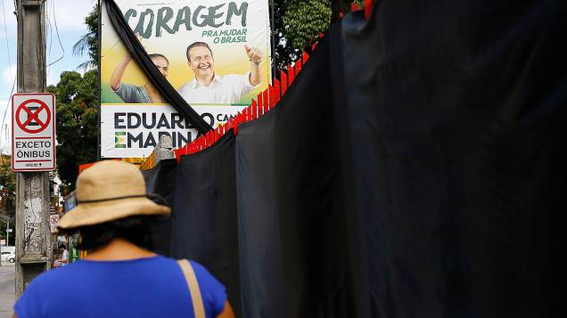 Comitê central das candidaturas de Eduardo Campos e Marina Silva, em Recife (PE), amanheceu coberto por panos pretos, nesta quinta-feira - 14/08/2014