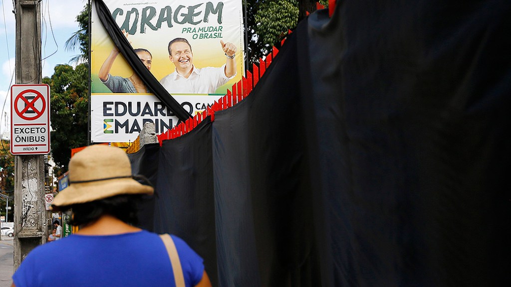 Comitê central das candidaturas de Eduardo Campos e Marina Silva, em Recife (PE), amanheceu coberto por panos pretos