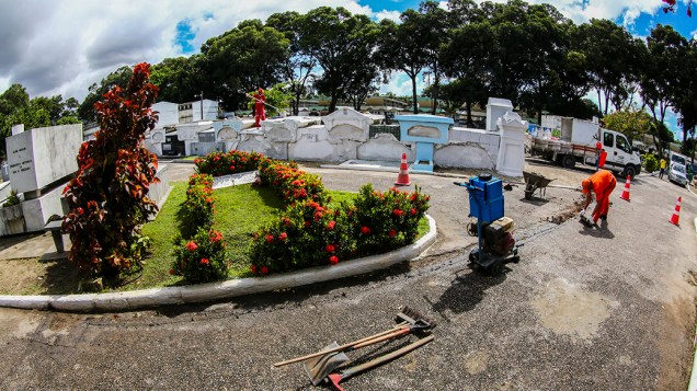 Preparativos no cemitério de Santo Amaro, região central de Recife, para o sepultamento de Eduardo Campos