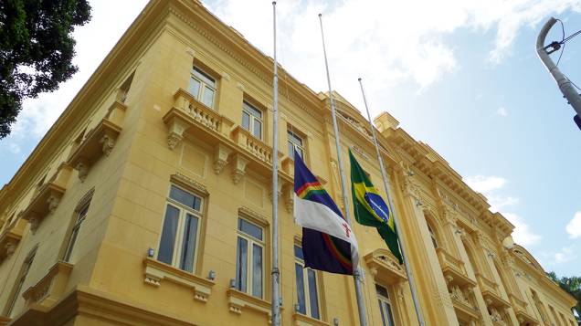 Bandeiras a meio mastro em frente ao Palácio do Campo das Princesas, sede do governo de Pernambuco, onde será realizado o velório de Eduardo Campos