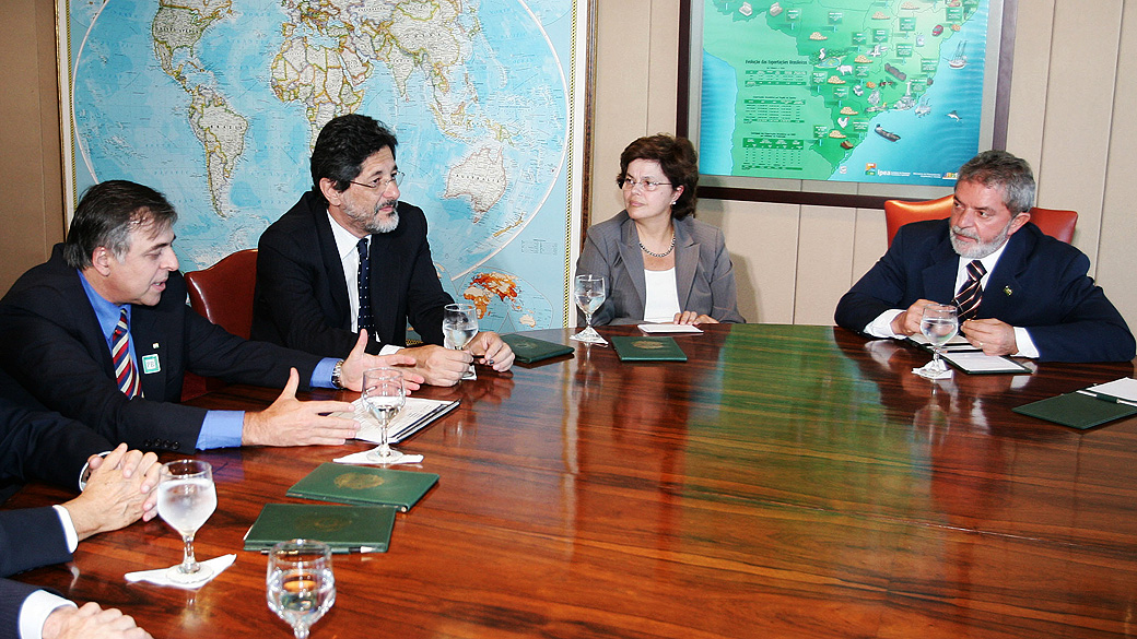 O diretor da Petrobrás Paulo Roberto Costa, o presidente da Petrobrás, Sérgio Gabrielli, a ministra da Casa Civil, Dilma Roussef, e o presidente da República Luiz Inácio Lula da Silva durante reunião sobre o projeto do complexo petroquímico do Rio de Janeiro, no Palácio do Planalto, em Brasília (DF) - 28/03/2006