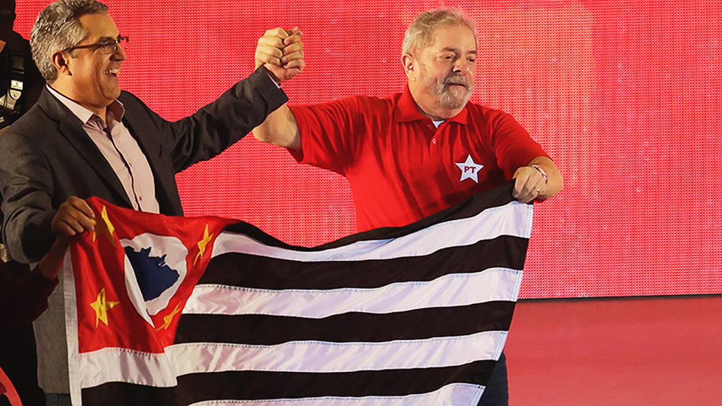Alexandre Padilha e Lula durante o Encontro Estadual do PT de São Paulo. O evento marcou o lançamento das pré-candidaturas do ex-ministro da Saúde ao Governo Paulista e de Eduardo Suplicy ao Senado