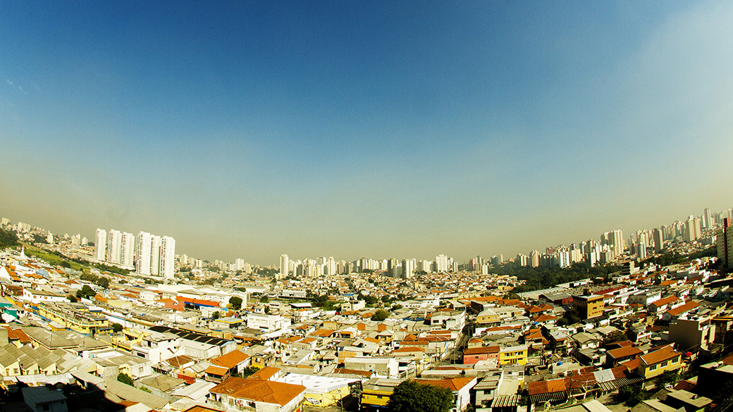 Faixa de poluição é vista no horizonte do bairro do Jabaquara, em São Paulo, devido à baixa umidade do ar