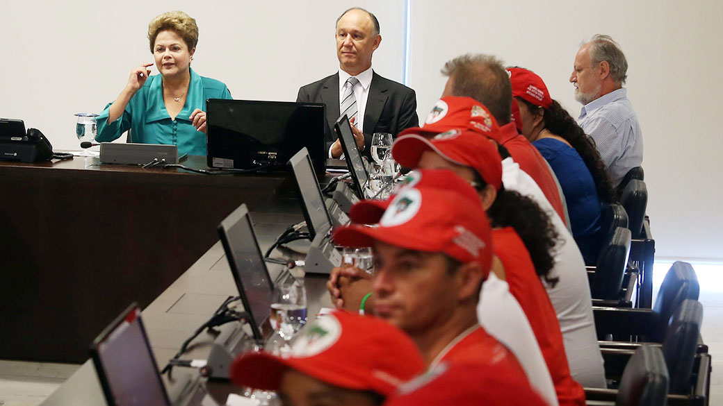 A presidente Dilma Rousseff e líderes do Movimento dos Trabalhadores Sem-Terra (MST) durante encontro com representantes do movimento no Palácio do Planalto, em Brasília